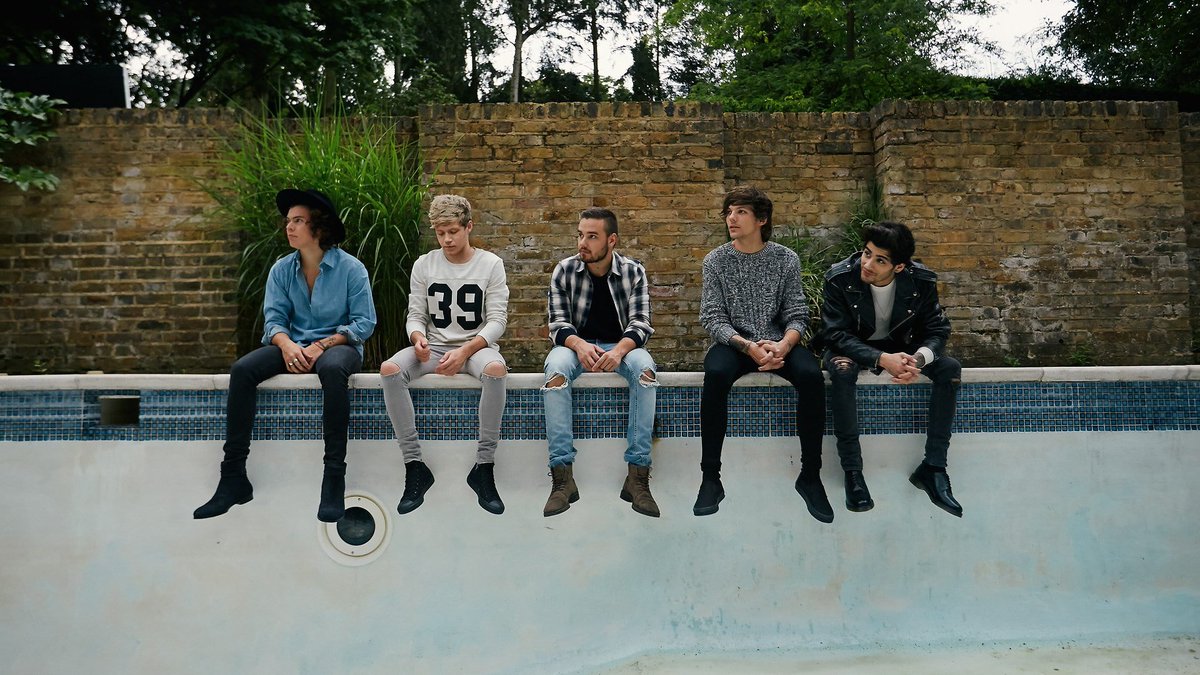 VishnuBathla's tweet image. if you ever feel sad just remember that in this photoshoot of one direction, the photographer had to throw a ball to make all the boys look in the same direction