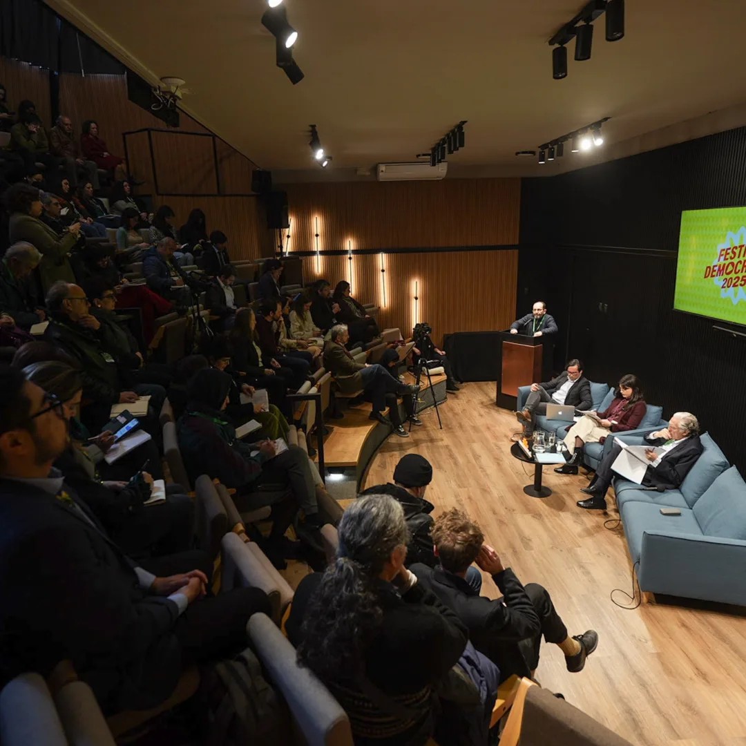 Observacom's tweet image. 👥 Ayer nuestro director ejecutivo, Gustavo Gómez, participó en el conversatorio “Gobernanza digital y gestión de la información en la era digital”, realizado en @U_Academia y organizado por @RumboColectivo en el marco de las actividades paralelas a la cumbre “Democracia Siempre”…