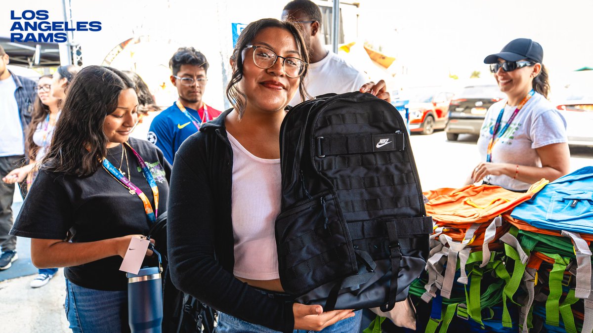 RamsCommunity's tweet image. Giving back to the youth! 🎒
Kobie Turner hosted a backpack distribution for students at A Place Called Home in South LA.