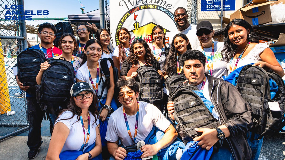RamsCommunity's tweet image. Giving back to the youth! 🎒
Kobie Turner hosted a backpack distribution for students at A Place Called Home in South LA.