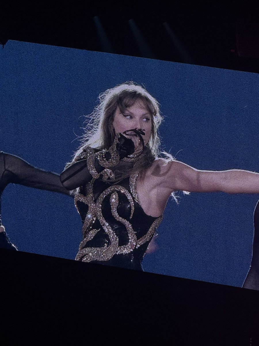 antitheticalex's tweet image. i’ll be cleaning up bottles with you on new years day.
welcome home, reputation. we missed you. 🖤