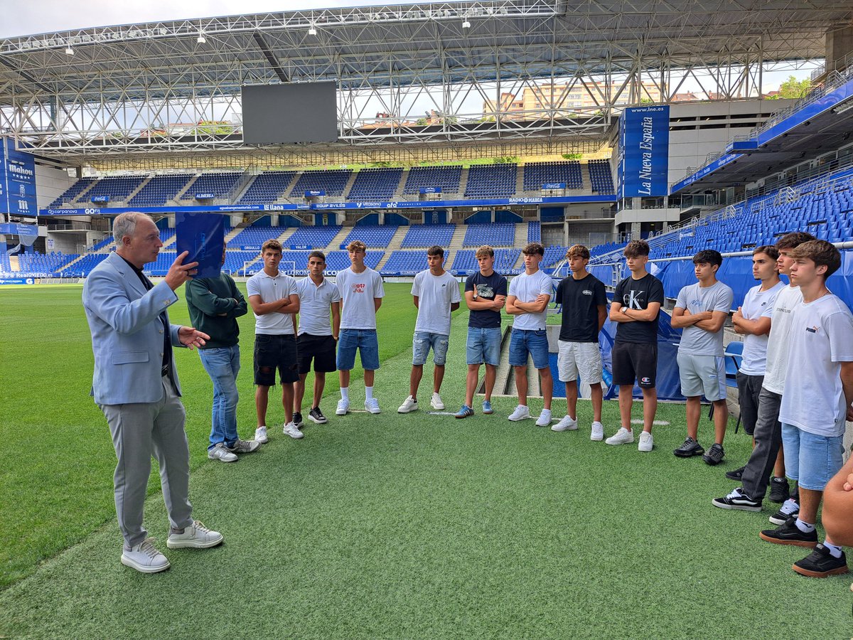 Cantera1926's tweet image. 🏟 El Carlos Tartiere acogió la presentación oficial del Juvenil A y B para la nueva temporada
👕 Entrega de ropa, primeras palabras y objetivos claros
✍️🏻 realoviedo.es/noticias/prese…
#RealOviedoDivi
#RealOviedoLN
#CanteraRO 🔵⚪
