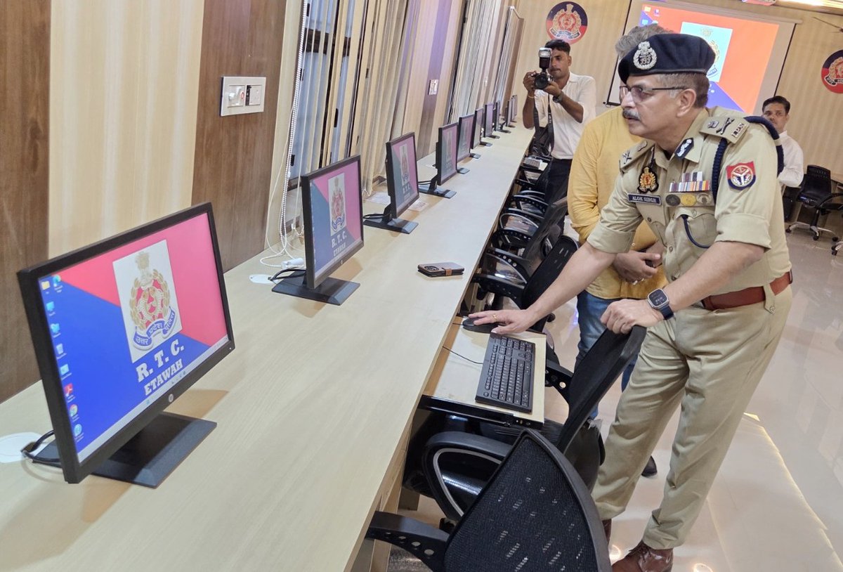 #adgzonekanpur आलोक सिंह द्वारा रिजर्व पुलिस लाइन, जनपद इटावा का निरीक्षण किया गया तथा निरीक्षण के दौरान आर0टी0सी बैरकों की साफ-सफाई,भोजनालय,कम्प्यूटर कक्ष,आर0टी0सी विद्यालय वअन्य स्थानों का निरीक्षण किया गया तत्पश्चात् पुलिस प्रशिक्षण प्राप्त कर रही महिला रिक्रूट आरक्षियों(1/2)