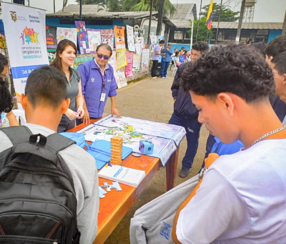 DPS_LosRios's tweet photo. #Quevedo | Personal de @Salud_Ec instaló un Stand Informativo 🧩🎲🎨en la Unidad Educativa San Carlos con el objetivo de sensibilizar a la comunidad educativa sobre temas clave relacionados con la Salud Sexual y Salud Reproductiva.

#ElNuevoEcuador https://t.co/uMLztv3Kao