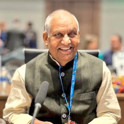 JyotiDevSpeaks's tweet image. देश के अगले उपराष्ट्रपति को पहचान लीजिये....
भारत रत्न स्व. कर्पूरी ठाकुर जी के सुपुत्र रामनाथ ठाकुर जी!
आज नड्डा से इनकी मुलाक़ात हो चुकी है, वर्तमान में राज्यसभा सदस्य हैं, इसलिए कोई सीट खाली कराने का झंझट भी नहीं है!
बिहार से हैं इसलिए बिहार का गणित भी ठीक होगा,
कर्पूरी ठाकुर…