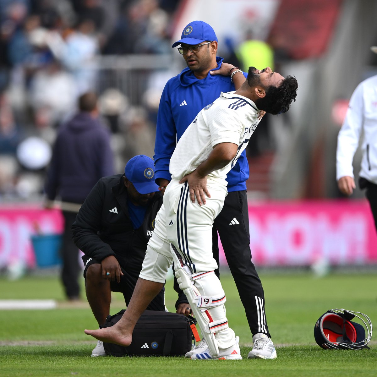 ESPNcricinfo's tweet image. Rishabh Pant is in real pain after a blow to the foot - he's had to retire hurt and is carted off the field in a buggy 🤕 #INDvENG