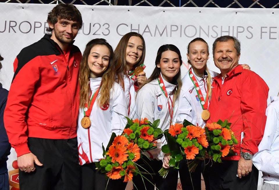 📣 “Bu sadece benim değil; bu ülkeye onlarca başarı kazandırmış kadın sporcuların da hikâyesidir.” ❗️

📍 2021–2022 sezonunda Türkiye Kadın Kılıç Takımı olarak dünya sıralamasında 13. sıradaydık.
📍 2024–2025 sezonunda ise 41. sıradayız. Bu, yalnızca bir istatistik değil; resmen