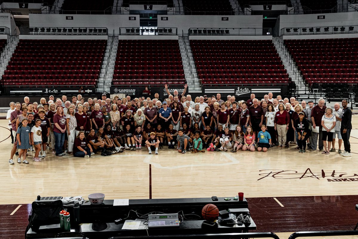 HailStateWBK's tweet image. Annual Season Ticket Holder Open Practice ✅

We&apos;ve got the best fans in the nation!

#HailState