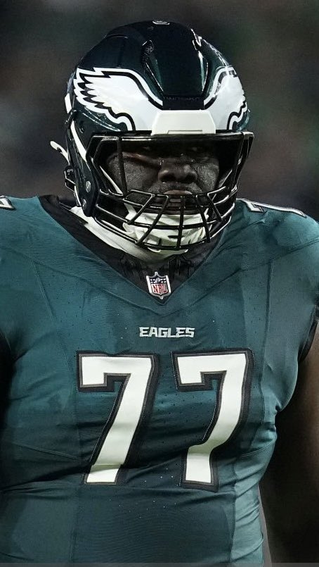 HelmetStalker's tweet image. Chargers OL Mekhi Becton is using a Riddell Axiom 3D with a CU-AXIOM-W-2EG-GD-S facemask and a Riddell hardcup chinstrap paired with the Cam-Loc system; the same setup he used with the Eagles in 2024.