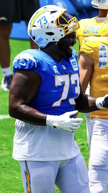 HelmetStalker's tweet image. Chargers OL Mekhi Becton is using a Riddell Axiom 3D with a CU-AXIOM-W-2EG-GD-S facemask and a Riddell hardcup chinstrap paired with the Cam-Loc system; the same setup he used with the Eagles in 2024.
