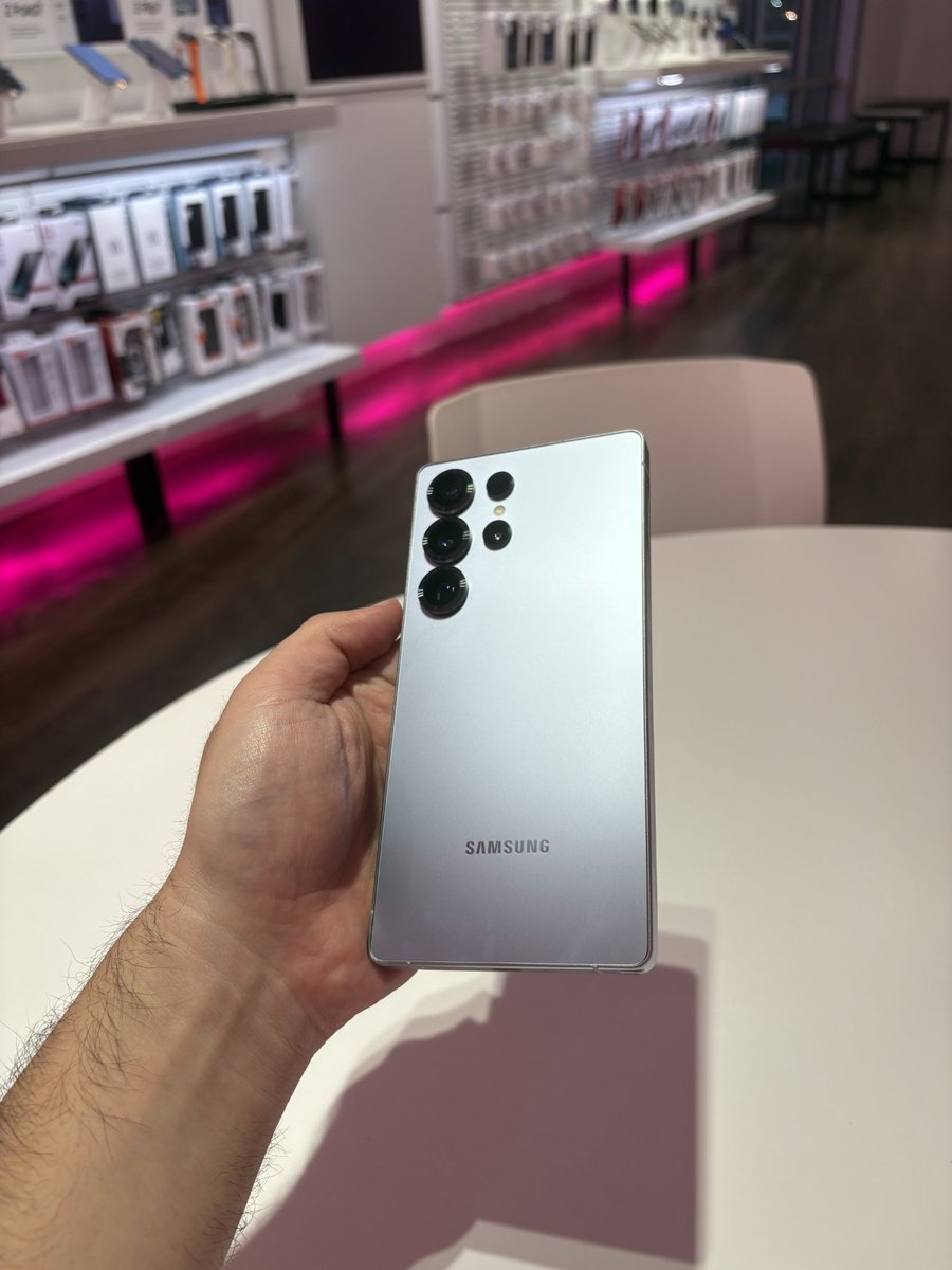 TexasTSLA's tweet image. I just want a Fold with a sPen inside
Should I just wait until next year?
Better cameras, Better battery, anti glare, no crease,
Keep s25U?