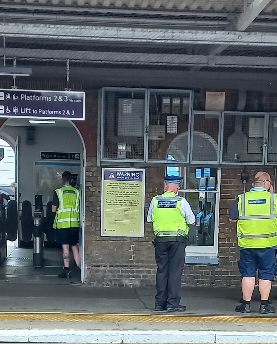 frenchieinlimbo's tweet image. 20 British railway police pour une petite gare. Sans compter les caméras partout