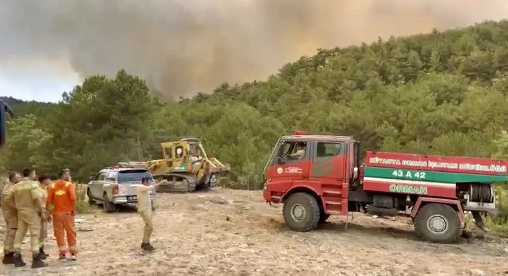 Ülkemizin çeşitli bölgelerinde devam eden orman yangınlarına kara ve hava gücümüzle müdahale ediyor #OrmanınKahramanları ile birlikte kontrol altına almak için mücadele ediyoruz.

Kahramanlarımız mücadele ederken lütfen başka yangınlara #SebepOlma’mak için daha dikkatli olalım.