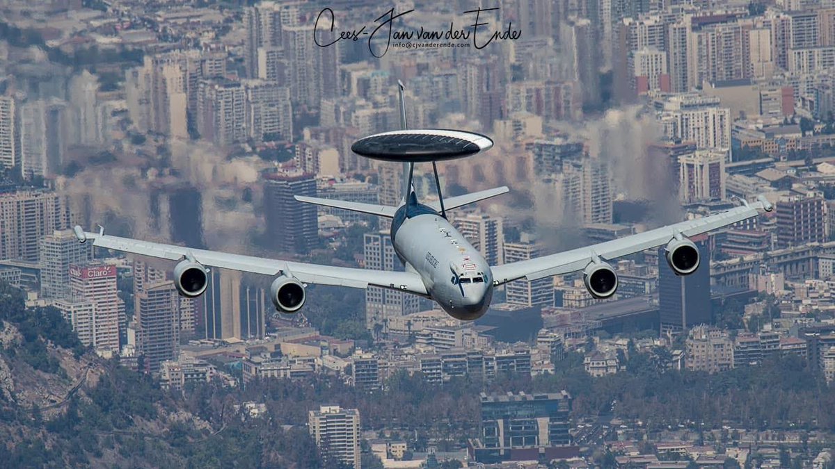 cesar_quezada's tweet image. Uno de los aviones AWACS (alerta temprana y control aerotransportado) de la Fuerza Aérea de Chile sobre Santiago 🇨🇱
Fotografía de Cees Jan Van Der Ende profesional de la fotografía aeronáutica quien falleció esta semana, deja un gran legado con fotos impresionantes