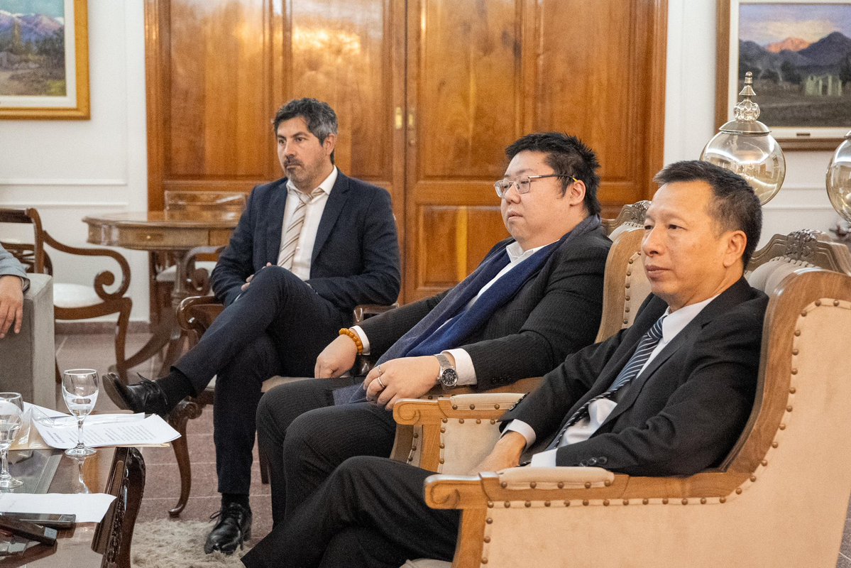 QuintelaRicardo's tweet image. Me reuní con el vicepresidente de la empresa china Trailblazer New Material Technology, Sr. Yue Qiongguo, y su equipo técnico, con quienes mantenemos comunicación desde mi último viaje a China.
Su llegada a nuestra provincia es resultado directo de ese encuentro, donde…
