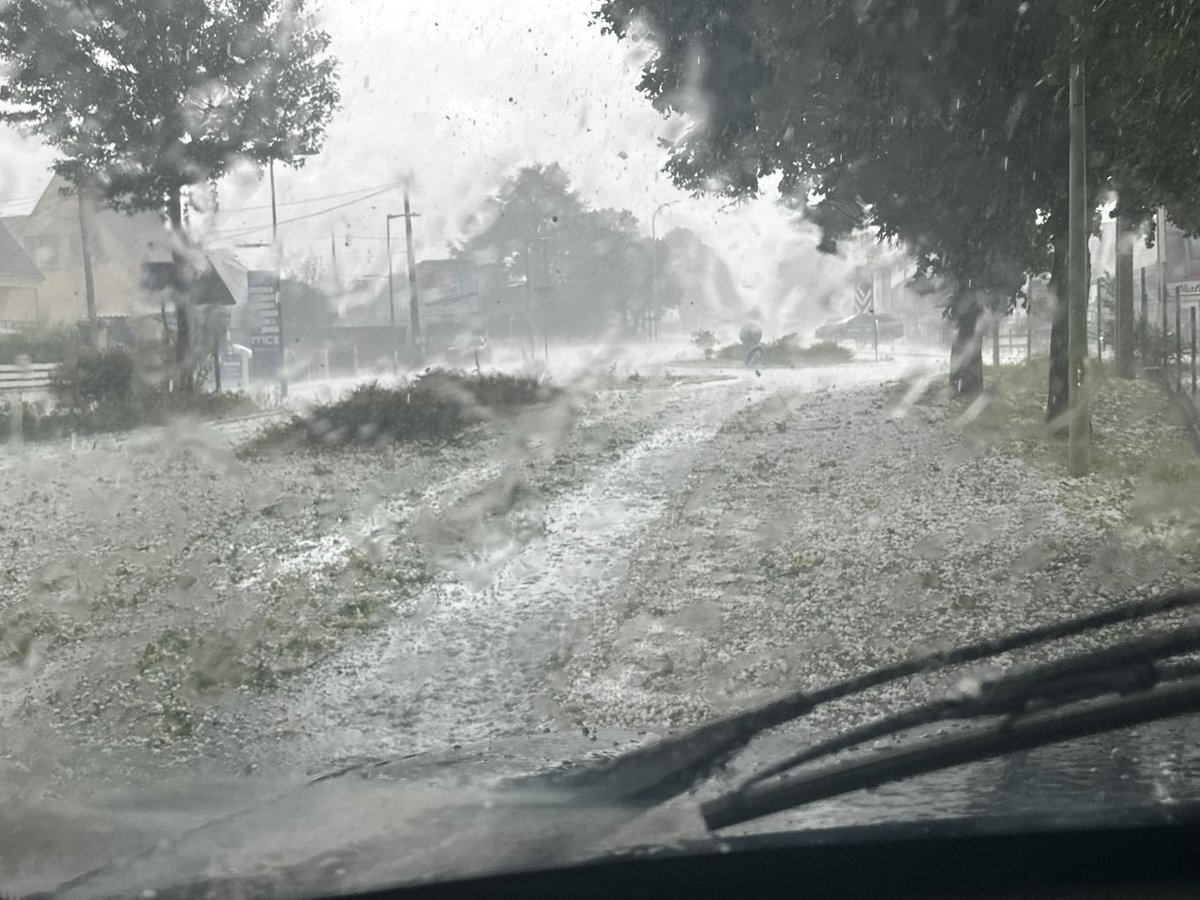 ⚡ Un puissant orage de grêle vient de frapper la commune de Cosne-Cours-sur-Loire dans l'ouest de la Nièvre. Des grêlons de 2 à 3 cm de diamètre ont tapissé les rues ! (© Jo Jo)