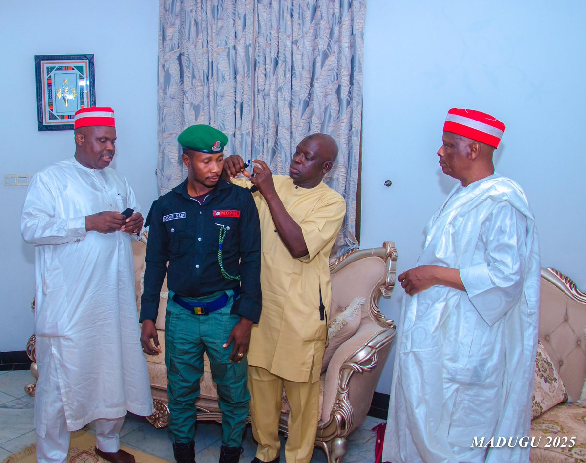 SaifullahiHon's tweet image. NNPP National Leader, HE Sen @KwankwasoRM, today (23 July 2025), decorated Sgt. Bashir Sadi with a new rank as Inspector Bashir Sadi — one of his dedicated security aides, alongside the NNPP State Party Chairman, Hon. Hashim Dungurawa, who supported the promotion ceremony.