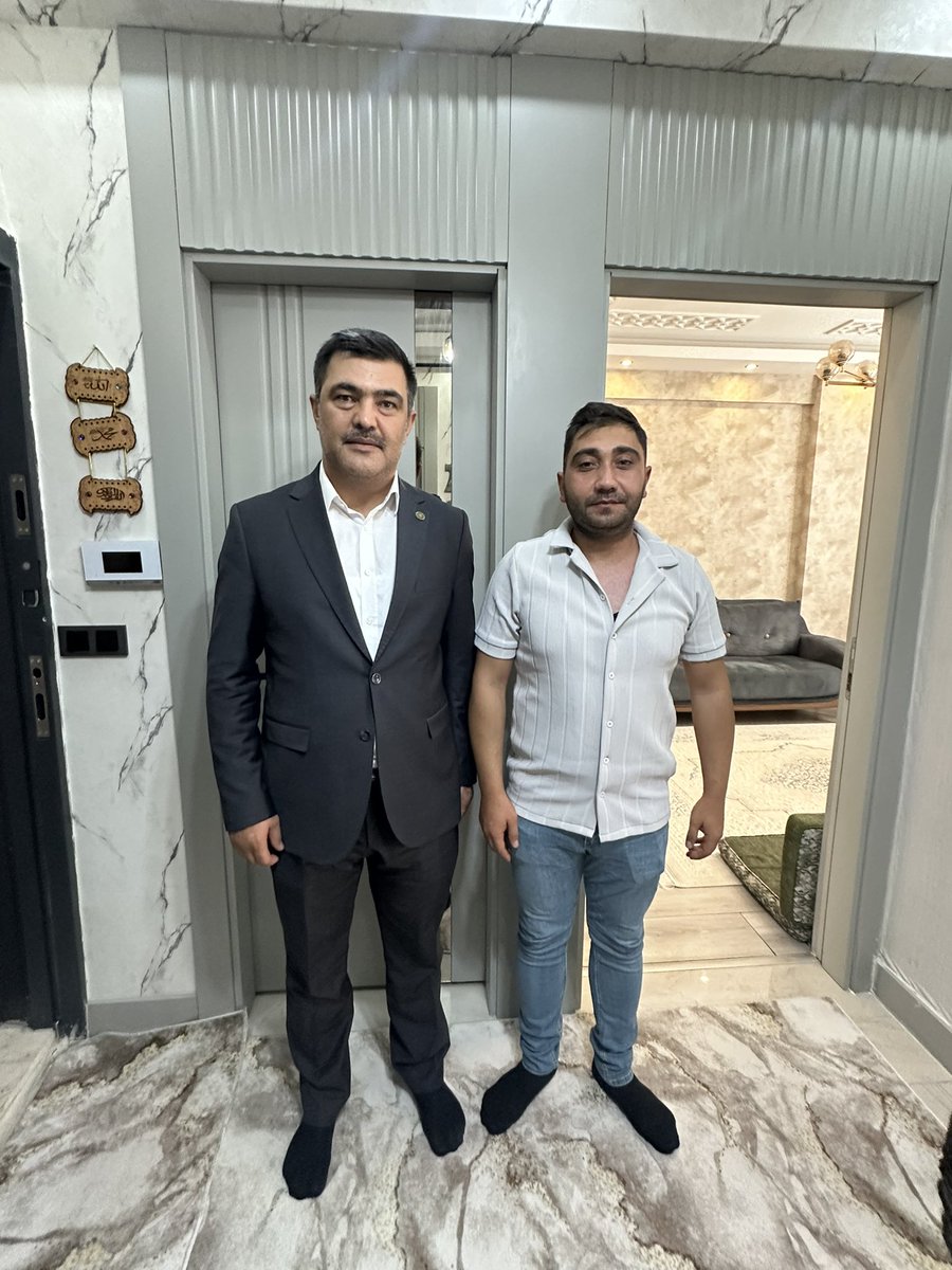 Bugün, gaz zehirlenmesi sonucu rahatsızlanan kahraman askerimiz Ahmet Karakuş kardeşimizi evinde ziyaret ettik. Ailesiyle görüştük, geçmiş olsun dileklerimizi iletip dualarımızı paylaştık.

Görev başında yaşanan bu zorlu durum hepimizin yüreğini burkuyor.
Birlik, vefa ve