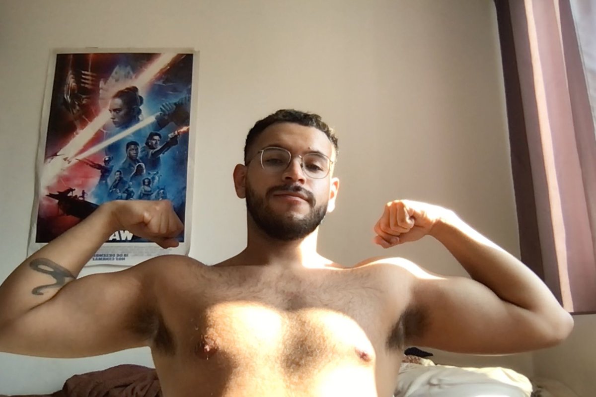 benavnta's tweet image. sunbathing at my desk today