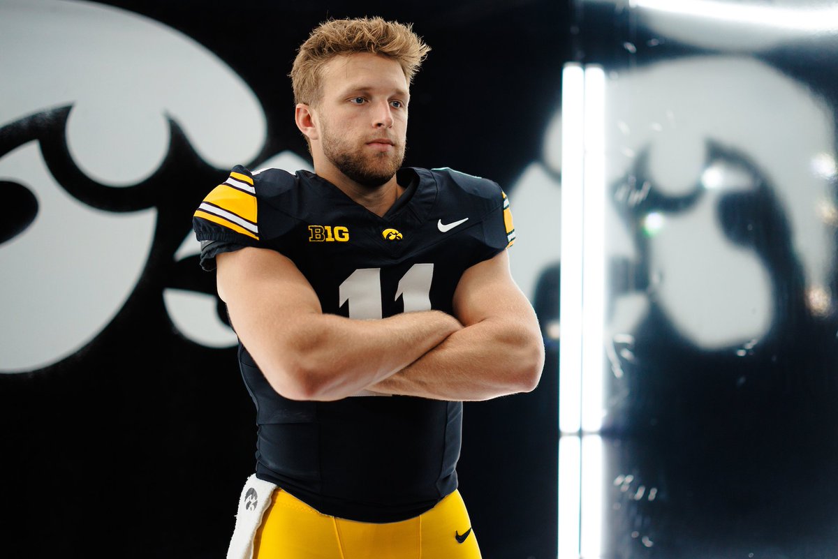 HawkeyeFBNotes's tweet image. Gronowski Named to Maxwell Watch List!
» hawkeyesports.com/news/2025/7/28…
#Hawkeyes