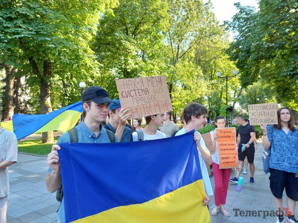Dollcenpai's tweet image. Кременчук сьогодні я була на обох мітингах, нажаль моя нога зовсім відмовила на другому тому довелося покинути їх раніше.
Але вони досі стоять там
Я так рада що прийшло стільки людей і продовжували далі незважаючи ні на що