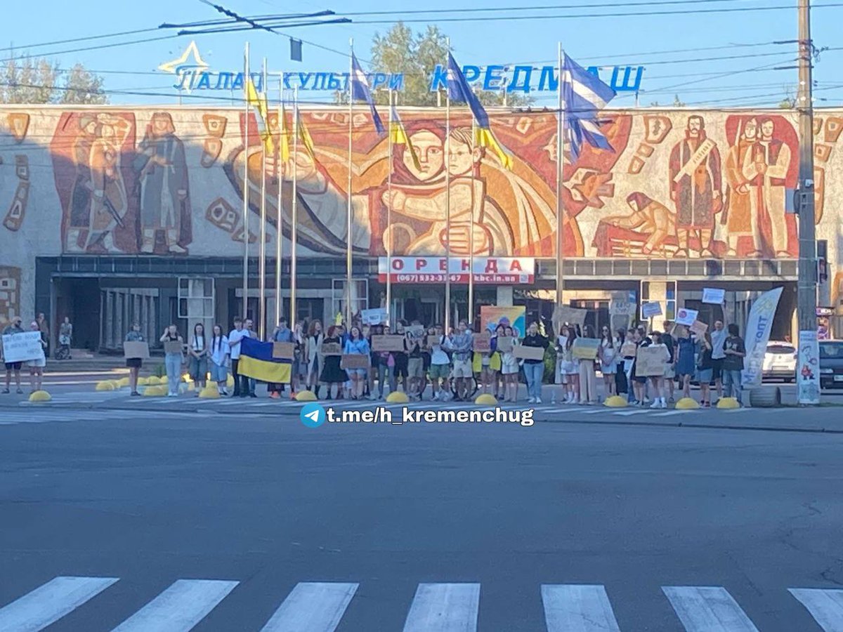 Dollcenpai's tweet image. Кременчук сьогодні я була на обох мітингах, нажаль моя нога зовсім відмовила на другому тому довелося покинути їх раніше.
Але вони досі стоять там
Я так рада що прийшло стільки людей і продовжували далі незважаючи ні на що