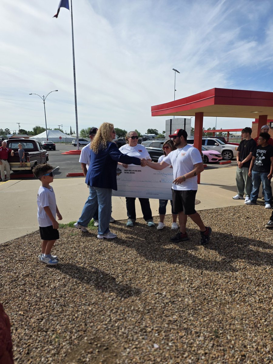 SierraVistaLIVE's tweet image. 🎉 CONGRATULATIONS WILLCOX QUARTERBACK CLUB!!! 🙌🙌
Today, the check for $15,000 was presented from the Snoop Dog Arizona Bowl after the club’s grant application was selected to purchase new track equipment
