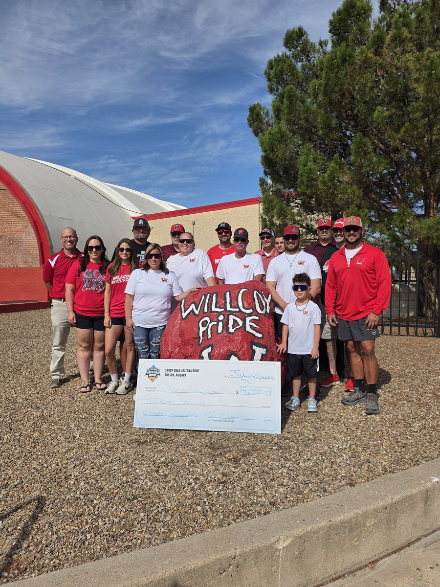 SierraVistaLIVE's tweet image. 🎉 CONGRATULATIONS WILLCOX QUARTERBACK CLUB!!! 🙌🙌
Today, the check for $15,000 was presented from the Snoop Dog Arizona Bowl after the club’s grant application was selected to purchase new track equipment