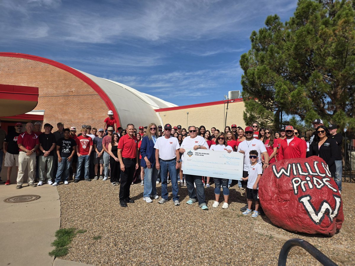 SierraVistaLIVE's tweet image. 🎉 CONGRATULATIONS WILLCOX QUARTERBACK CLUB!!! 🙌🙌
Today, the check for $15,000 was presented from the Snoop Dog Arizona Bowl after the club’s grant application was selected to purchase new track equipment