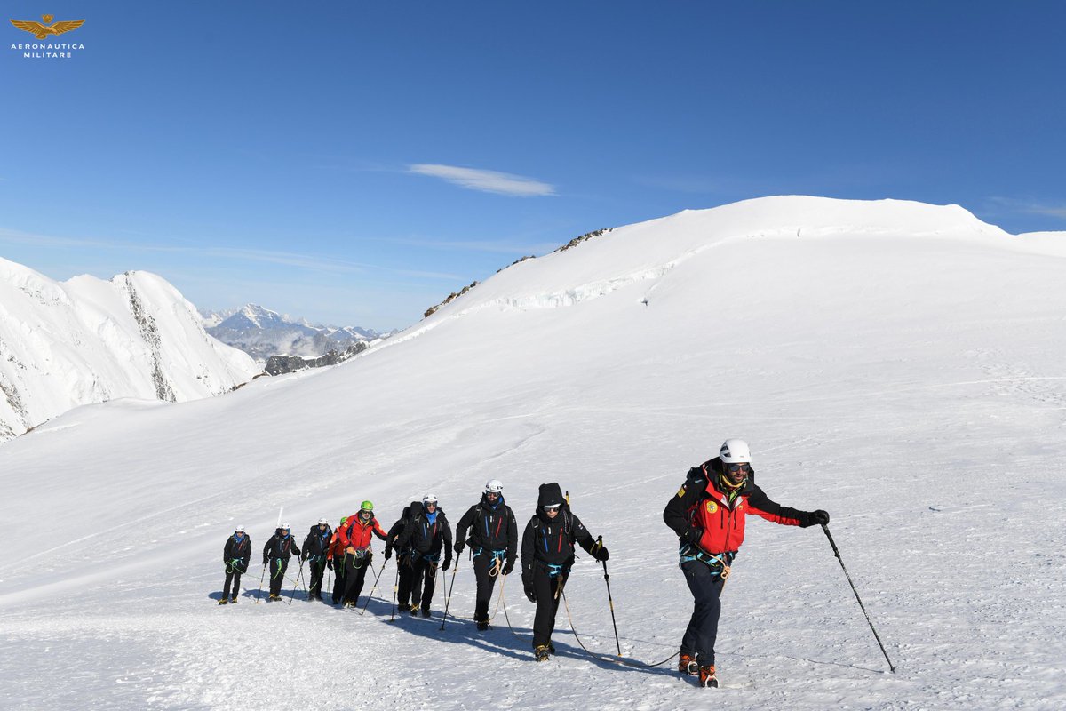 ItalianAirForce's tweet image. Monte Rosa: i mission specialist della spedizione medico scientifica #Artemis4554 dell’#AeronauticaMilitare hanno raggiunto Capanna Margherita.
Un sinergico lavoro di squadra svolto grazie al prezioso contributo dei tecnici del @cnsas_official
ℹ️bit.ly/4fampWM
