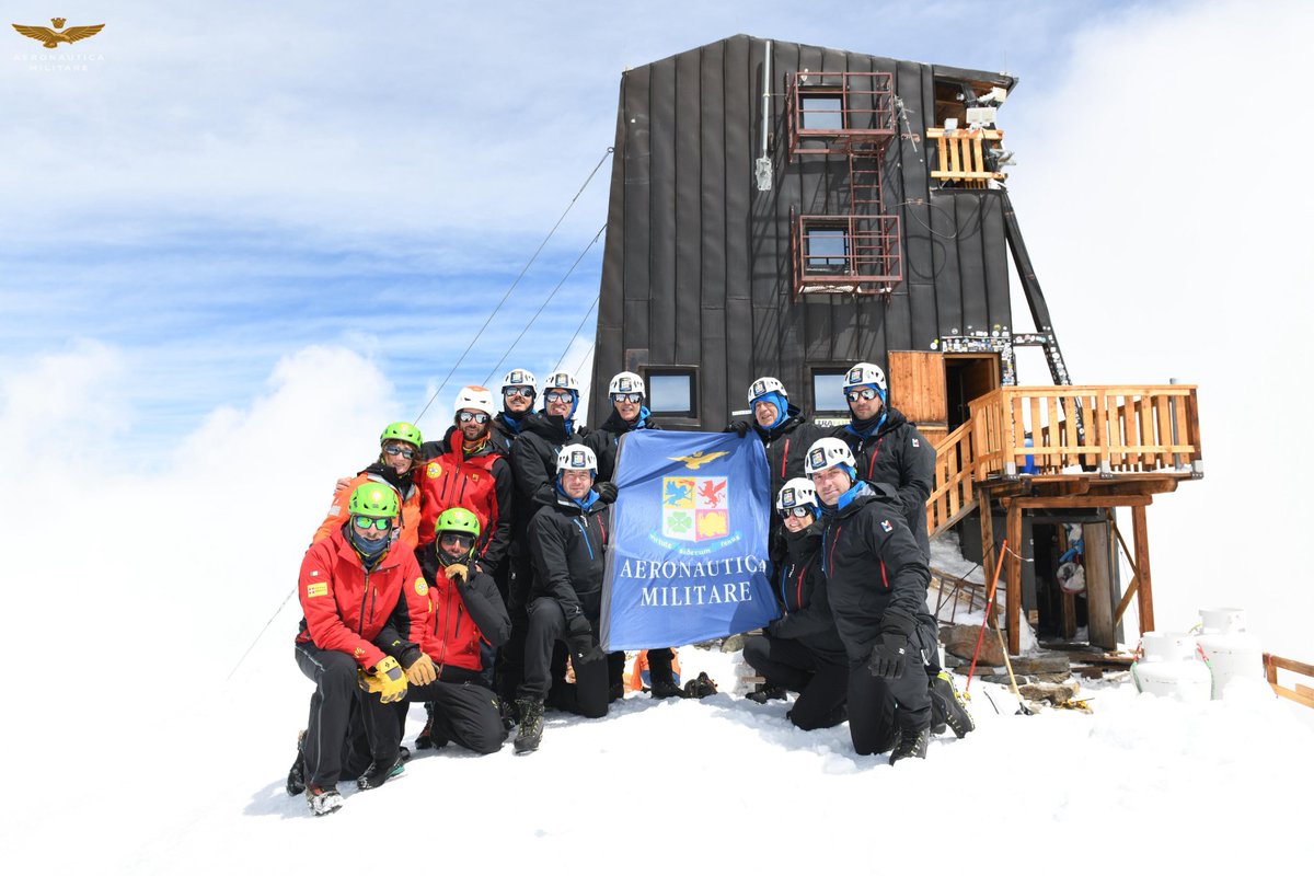 ItalianAirForce's tweet image. Monte Rosa: i mission specialist della spedizione medico scientifica #Artemis4554 dell’#AeronauticaMilitare hanno raggiunto Capanna Margherita.
Un sinergico lavoro di squadra svolto grazie al prezioso contributo dei tecnici del @cnsas_official
ℹ️bit.ly/4fampWM