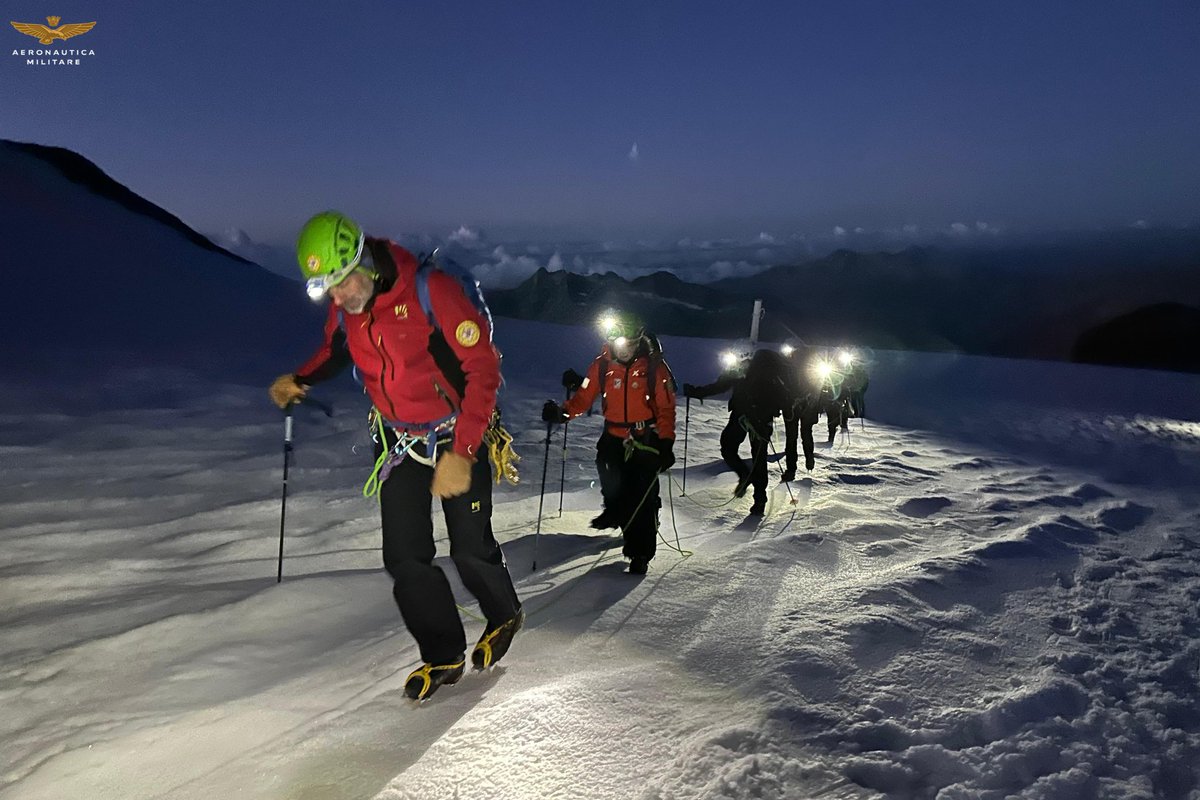 ItalianAirForce's tweet image. Monte Rosa: i mission specialist della spedizione medico scientifica #Artemis4554 dell’#AeronauticaMilitare hanno raggiunto Capanna Margherita.
Un sinergico lavoro di squadra svolto grazie al prezioso contributo dei tecnici del @cnsas_official
ℹ️bit.ly/4fampWM