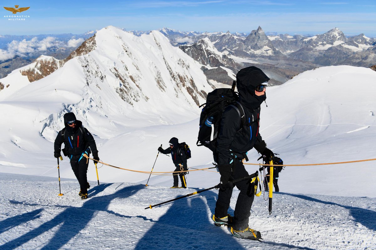 ItalianAirForce's tweet image. Monte Rosa: i mission specialist della spedizione medico scientifica #Artemis4554 dell’#AeronauticaMilitare hanno raggiunto Capanna Margherita.
Un sinergico lavoro di squadra svolto grazie al prezioso contributo dei tecnici del @cnsas_official
ℹ️bit.ly/4fampWM