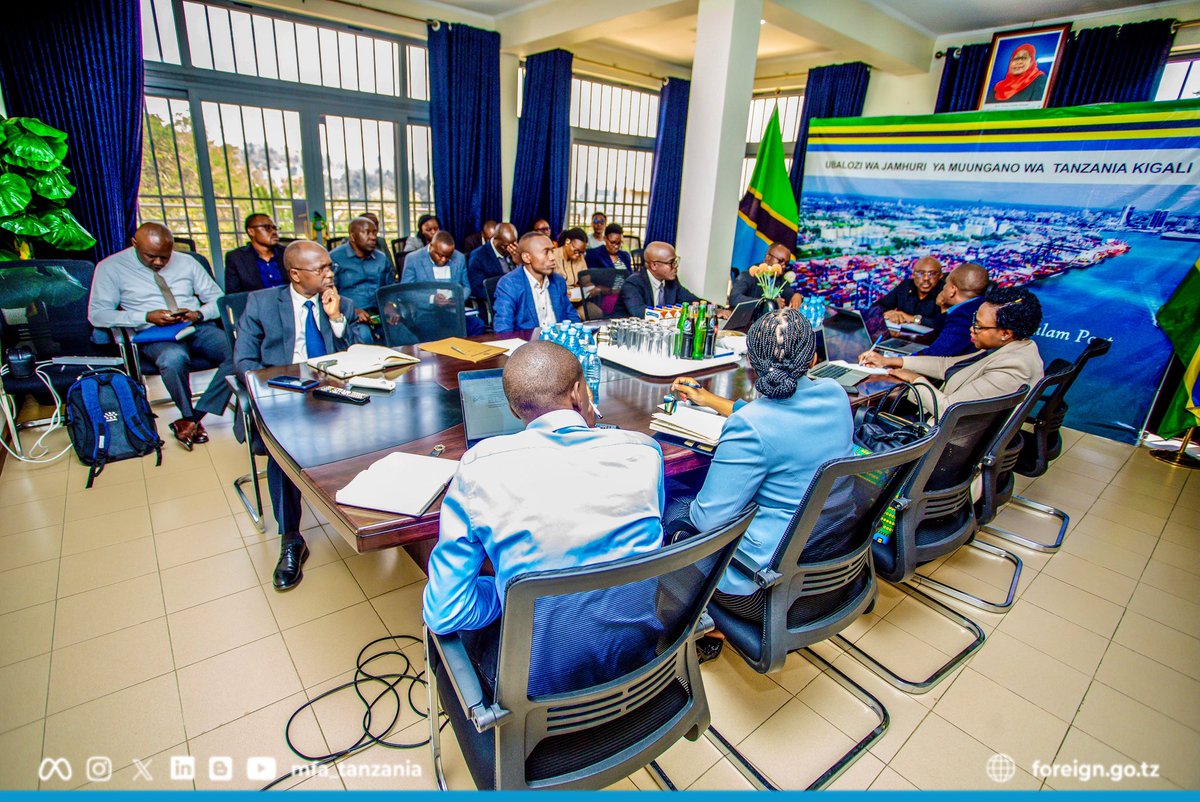 BALOZI KAMBANGA AWAKARIBISHA WAJUMBE WA TANZANIA NCHINI RWANDA

Balozi wa Jamhuri ya Muungano wa Tanzania nchini Rwanda, Mhe. Dkt. Habib Kambanga, amekutana na kuukaribisha rasmi ujumbe wa Tanzania uliowasili jijini Kigali kushiriki Mkutano wa 16 wa Tume ya Pamoja ya Kudumu ya