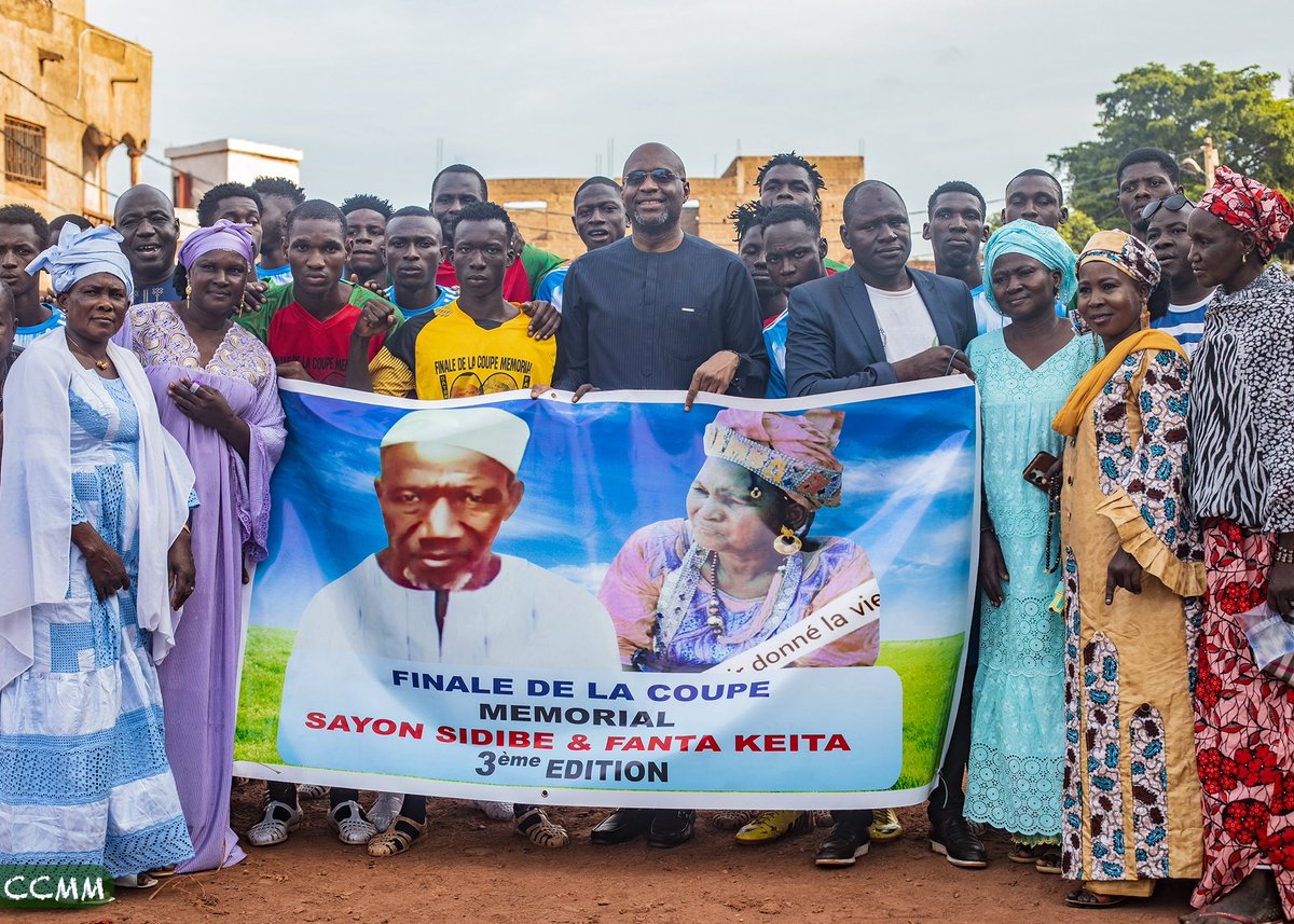 J'ai assisté à la finale de la 3e édition du tournoi de football organisé par l'ancien joueur professionnel Fousseyni sidibe en hommage à ses parents.
Cette compétition offre une bonne occasion à la jeunesse de Sabalubougou d'utiliser positivement la période de vacance.