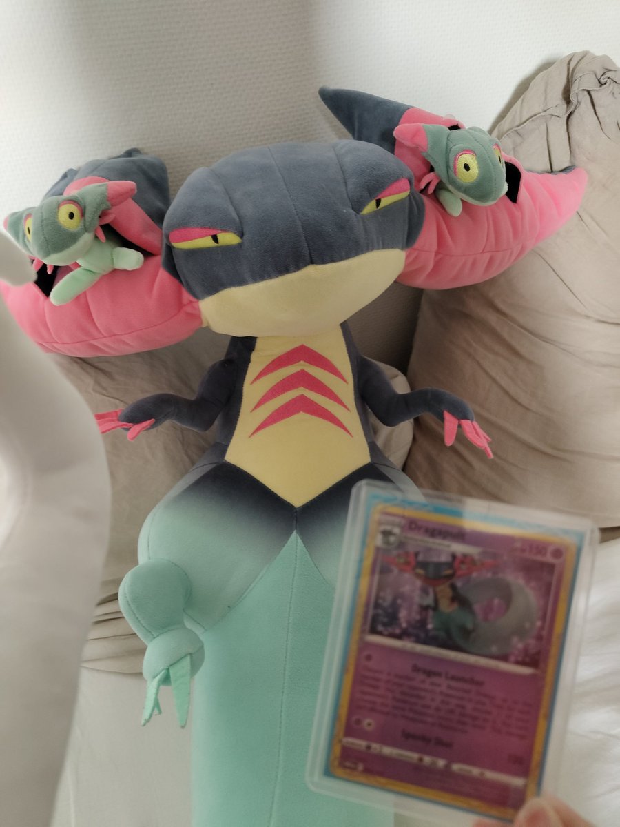 AkyZura's tweet image. Sorry for the lack of content,
health been weirdly bad these last days/weeks and I'm trying to find a cure.
I wanted to open some commissions for summer, but these are gonna have to wait, sorryyyyy
Instead, have a pic of my son and his ID card @Guandanarian just sent me