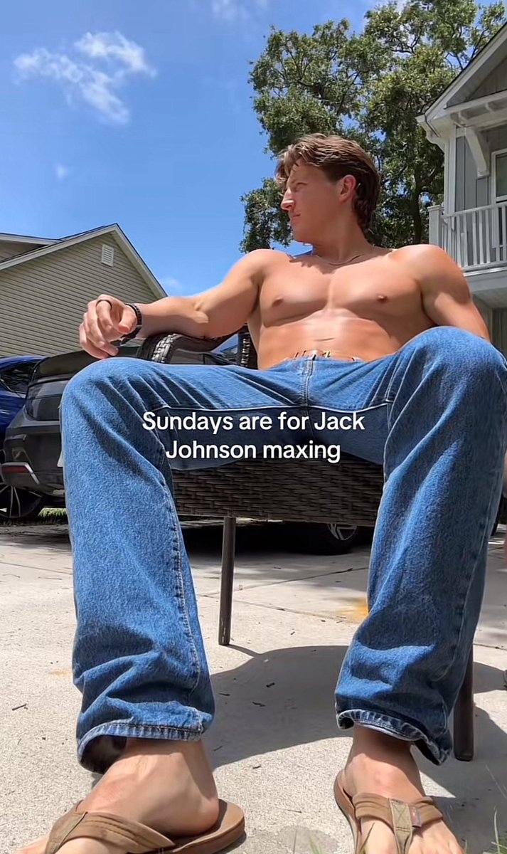 ThrowingFits's tweet image. Mfs get one pair of flips flops and start doing shit like this