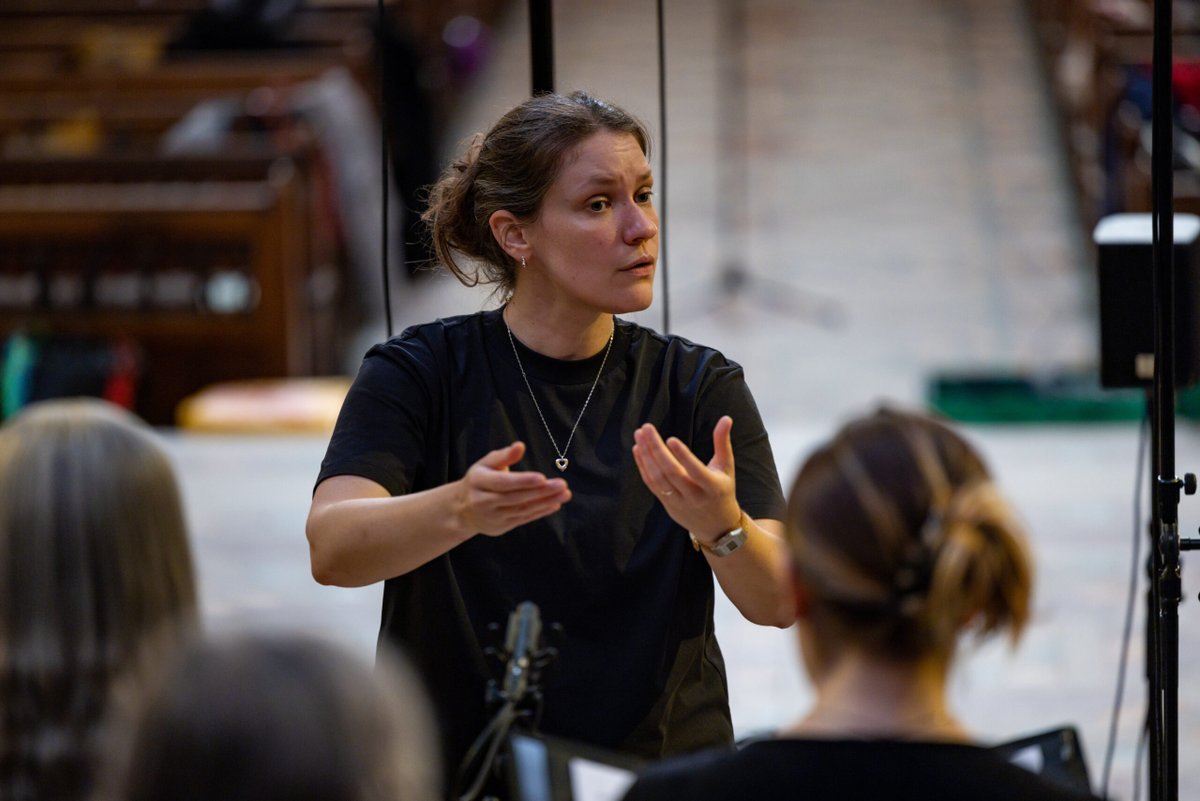 ChChCathedralOx's tweet image. The last of this summer's valedictions is on Sunday at 6.05 when we say farewell to Hilary Punnett, Director of @CSCCOxford since 2022. Together, they celebrated the group's 40th anniversary and recorded a new album, 'Missa Aedis Christi'. Thank you Hilary, and all the best!