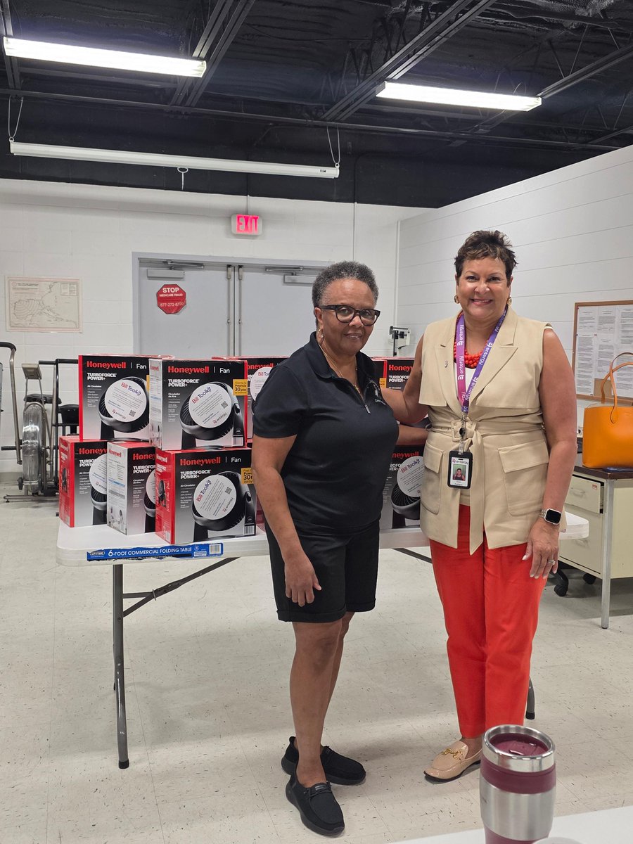 EntergyLA's tweet image. ☀️ 🌡️ With temperatures rising, Entergy Louisiana is working to help our customers Beat the Heat! 🥵
We teamed up with the West Feliciana Council on Aging in St. Francisville, to provide information and resources to local seniors on how to mitigate high utility bills and keep…