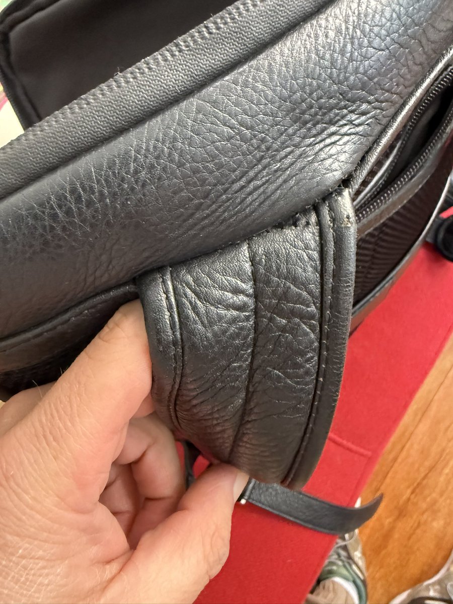 ivanserranoa's tweet photo. @marioherzam Se está volviendo un poco preocúpate comprar en Mario Hernández, llevé esta maleta a reparación a la marca por la cremallera y ahora debo llevarla por la manija. Han desmejorado en calidad, aunque uno se sigue enamorando de sus diseños. Mala cosa! https://t.co/XRefR2TBXr