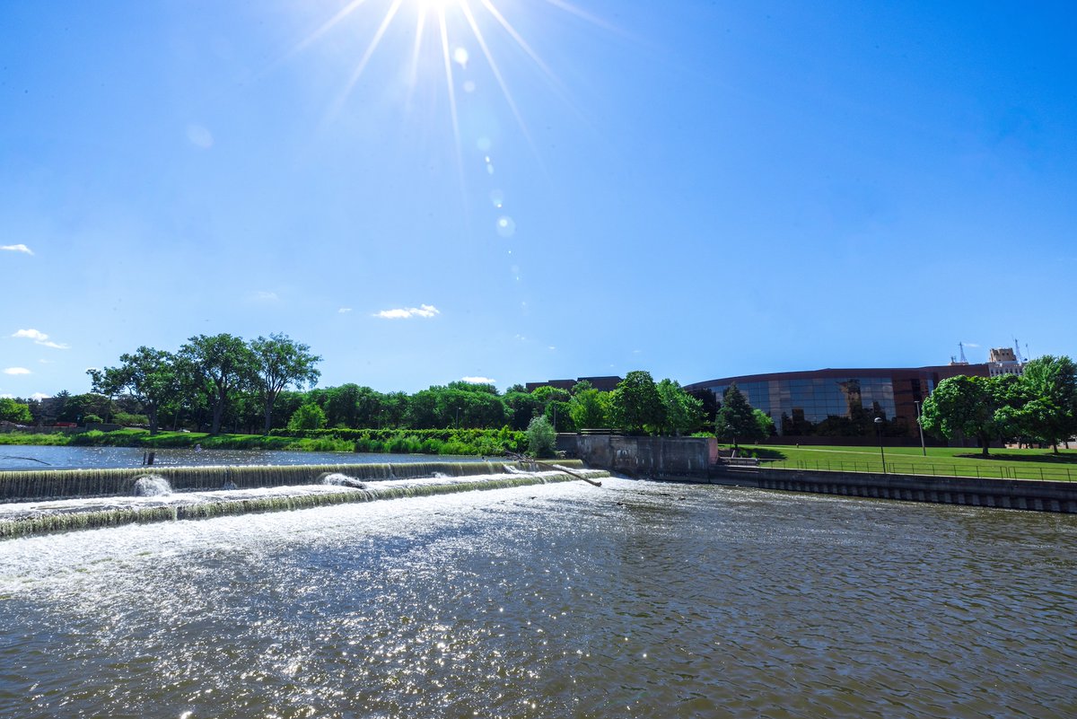 Ahhh, soaking in the remaining summer beauty at UM-Flint as fall semester inches closer! But for now, get outside and enjoy the warm sunshine and "Go Blue" skies! #UMFlint 💛💙