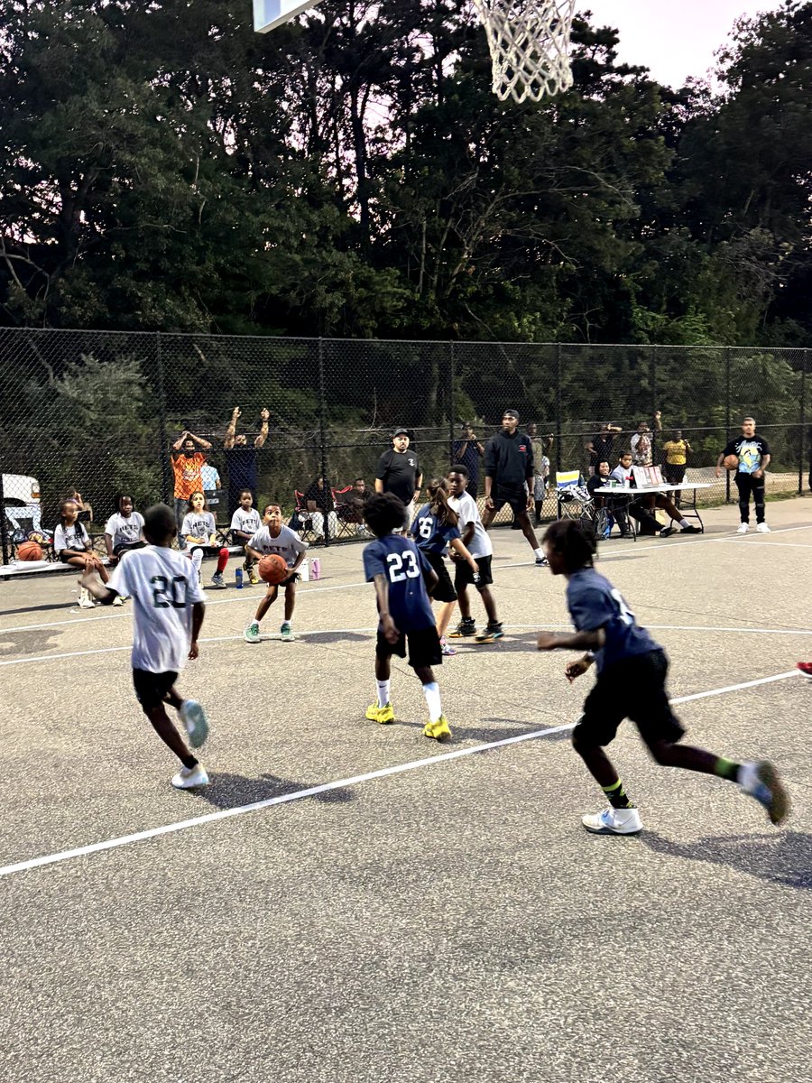 "Your attitude, not your aptitude, will determine your altitude" Zig Ziglar
Keep up the great work teams! 🚀
Seeing a lot of positive team work on the courts! 🏀
#basketball #teamworkmakesthedreamwork