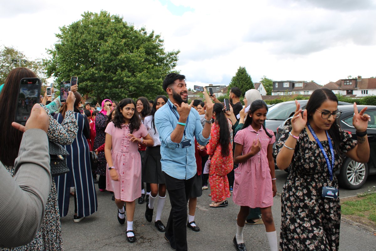 CVS_Slough's tweet photo. Which was followed by the Year 6 Leaver's Assembly!
💙We wish all our Year 6 leavers the very best, as they embark upon the next chapter in their lives.
@TeamTamimi @anjshingadia #Future #Goodluck https://t.co/hboHaPx6wg