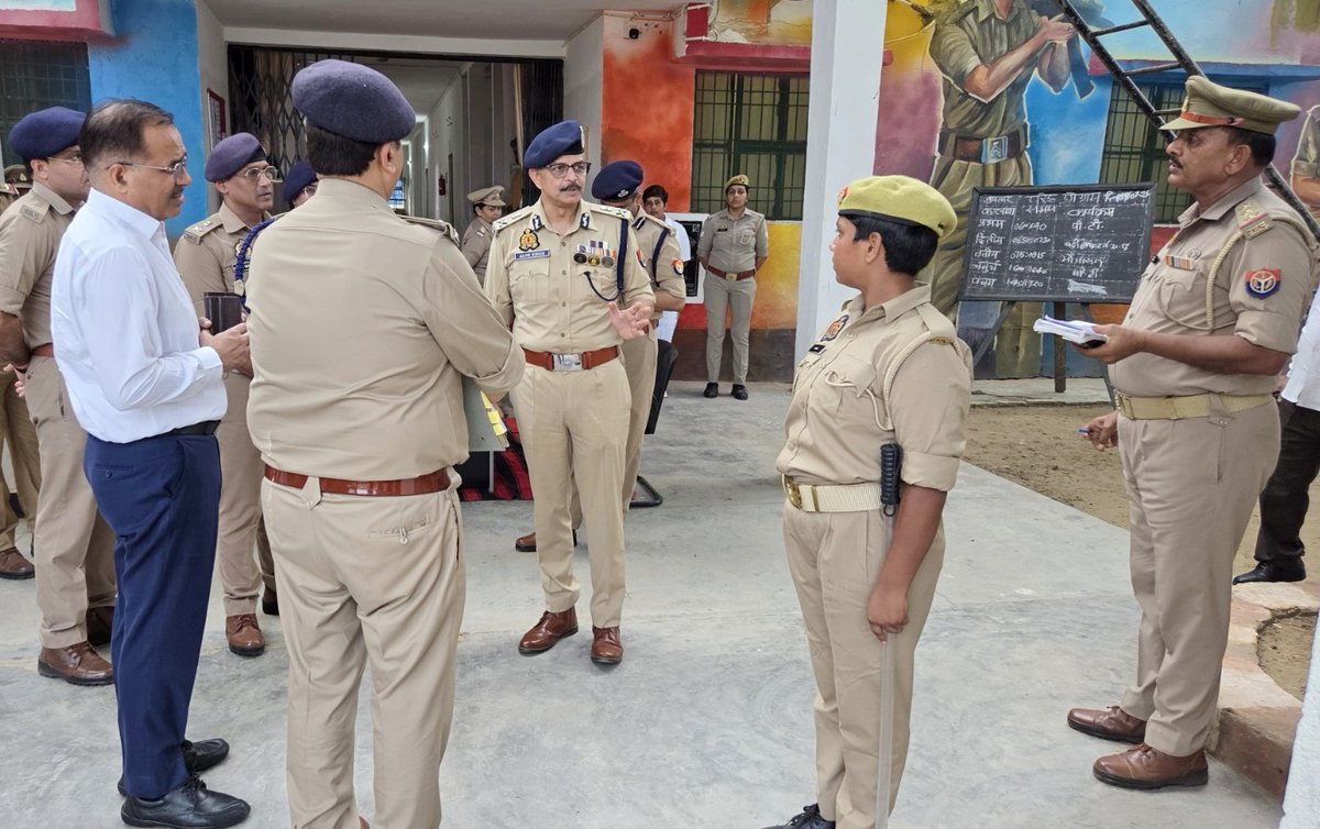 से संवाद कर पुलिस प्रशिक्षण और भविष्य में पुलिसिंग के परिदृश्य से अवगत कराया गया तथा उनके सुझावों को सुनकर तत्काल निस्तारण हेतु सम्बन्धित को आवश्यक दिशा-निर्देश दिये गये। इस दौरान #DIG_Knr  हरीश चन्दर, जिलाधिकारी इटावा, वरिष्ठ पुलिस अधीक्षक, इटावा व अन्य पुलिसजन मौजूद रहे। (2/2)