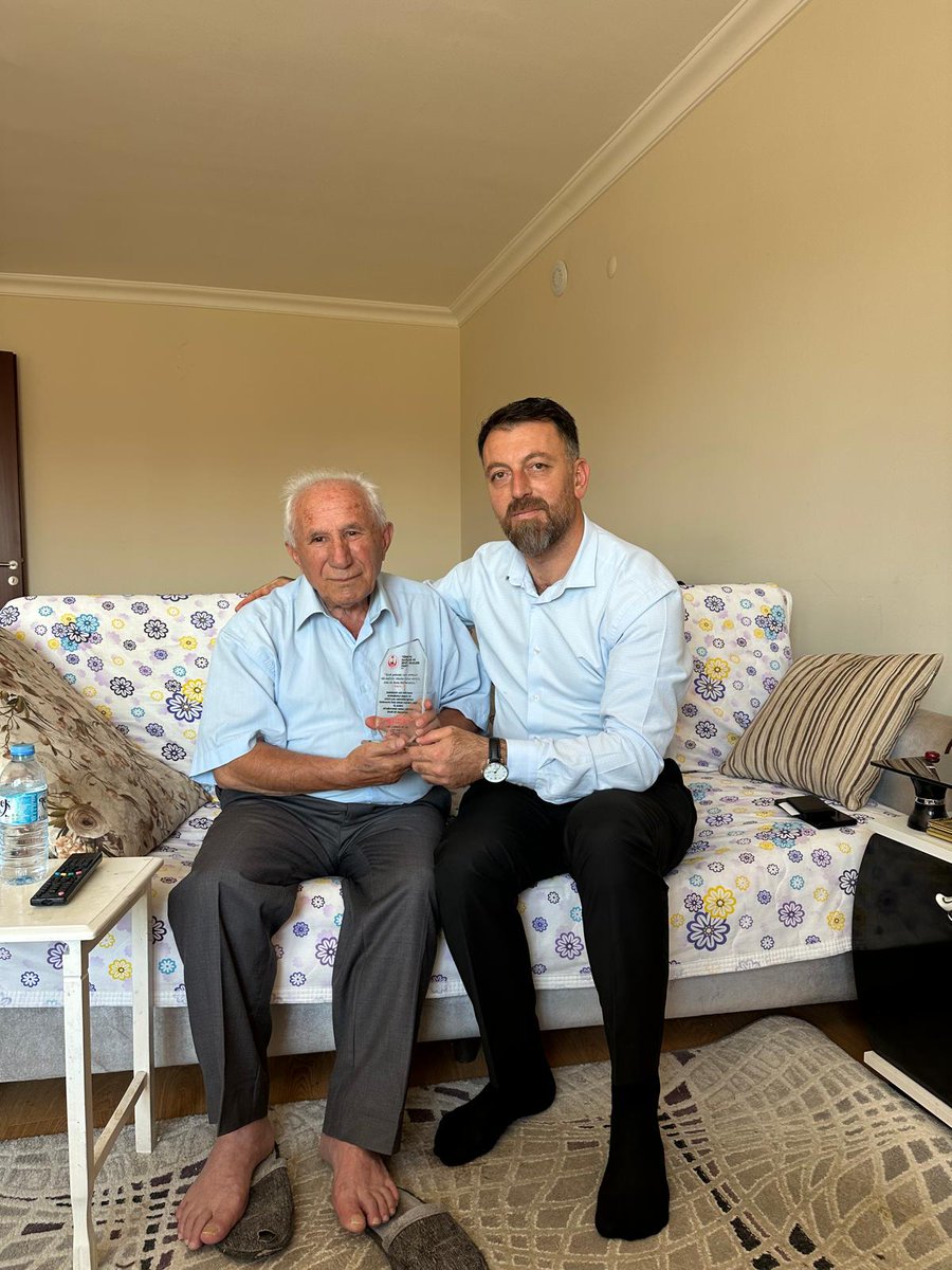 15 Temmuz 2016 gecesi tek oğlunu Vatanın bölünmez bütünlüğü, Devletin ilelebet payidar olması için Şehit verdi. Vatan sağolsun dedi...

15 Temmuz Şehidimiz Cengiz POLAT'ın kıymetli babası Sn. Fikret Polat'ı ziyaret ederek milletimizin selamını ilettik.
<a href="/tcailesosyal/">T.C. Aile ve Sosyal Hizmetler Bakanlığı</a> <a href="/GazilerVakfi/">TÜGŞAV</a>