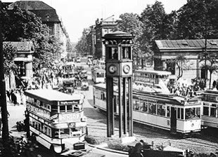 hagov_berlin's tweet image. Berlin tuvo el semaforo mas antiguo de Europa, instalado en 1924 en la plaza de Potsdam (“Potsdammer Platz”). Fue destruido en la segunda guerra mundial. Hoy en el mismo lugar hay una replica