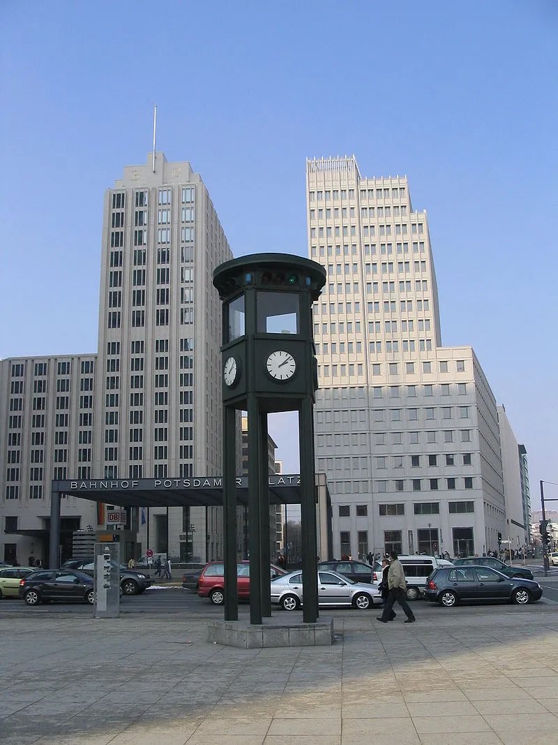 hagov_berlin's tweet image. Berlin tuvo el semaforo mas antiguo de Europa, instalado en 1924 en la plaza de Potsdam (“Potsdammer Platz”). Fue destruido en la segunda guerra mundial. Hoy en el mismo lugar hay una replica
