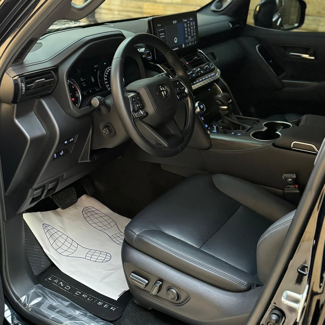 Toyota Land Cruiser 300🖤🖤