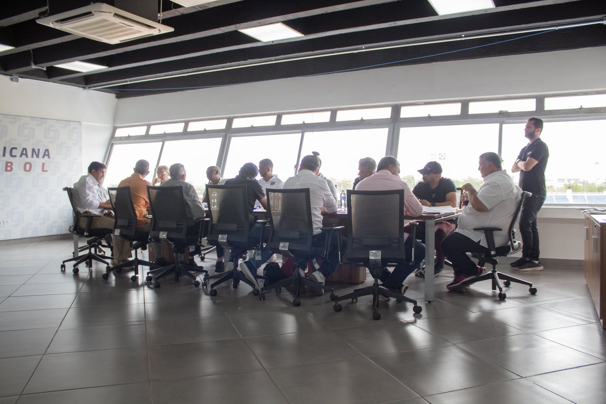 Todo listo para la temporada 2025. 🙌🏻⚽️

El Consejo de Directores de la LDF sostuvo una reunión para afinar detalles del torneo que inicia el próximo 8 de agosto. Durante la reunión se abordaron temas claves como revisión de reglamentos y evaluación de solicitudes de nuevos