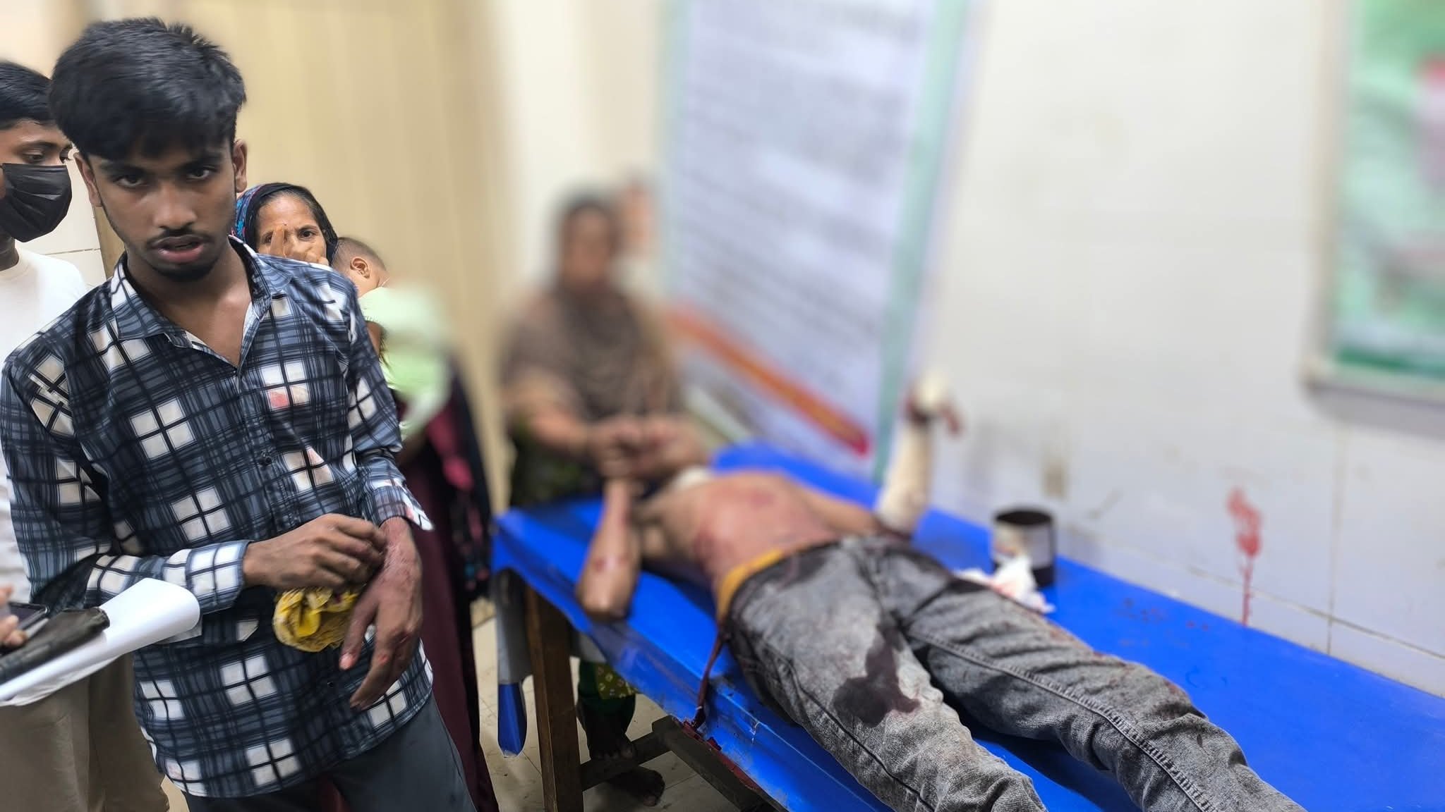 মাদারগঞ্জে মোটরসাইকেল-প্রাইভেটকার সংঘর্ষে ৩ কিশোর গুরুতর আহত